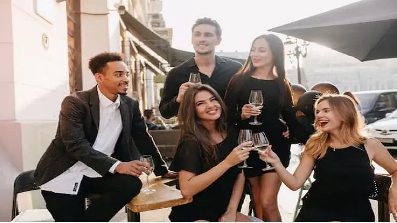 How to Develop Authentic Social Skills and Presence to Get a Girlfriend